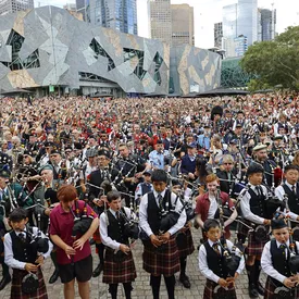 В Мельбурне 374 волынщика исполнили хит AC/DC. Это мировой рекорд