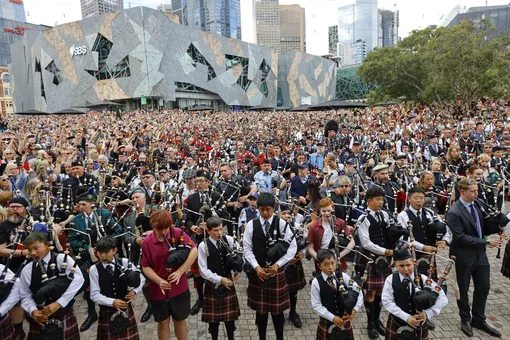 В Мельбурне 374 волынщика исполнили хит AC/DC. Это мировой рекорд В Мельбурне 374 волынщика исполнили хит AC/DC. Это мировой рекорд