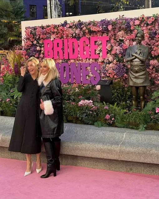 Хелен Филдинг и Рене Зеллвегер у памятника Бриджит Джонс