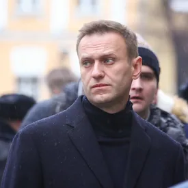 В Кремле пожелали Навальному скорейшего выздоровления и пообещали помочь с перевозкой в зарубежную клинику В Кремле пожелали Навальному скорейшего выздоровления и пообещали помочь с перевозкой в зарубежную клинику