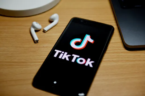 В TikTok стали распространять видео с суицидом. Соцсеть пытается блокировать ролик, но он появляется снова