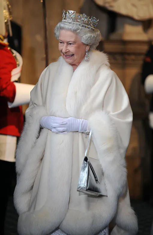 Елизавета II в меховом наряде на церемонии открытия парламента в декабре 2008 года