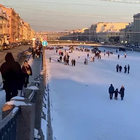 В Петербурге прогулки по замерзшим рекам и каналам стали новым трендом среди горожан