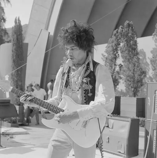 Джими Хендрикс играет на электрогитаре Fender Stratocaster во время саундчека для его выступления в Hollywood Bowl 18 августа 1967 года в Лос-Анджелесе, штат Калифорния