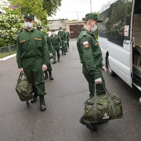«Еще не всех дураков война поубивала». Военкомат Ленобласти предложил женщинам сдать своих бывших в армию, а когда те попытались — назвал все шуткой