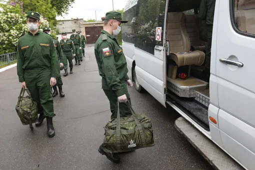 «Еще не всех дураков война поубивала». Военкомат Ленобласти предложил женщинам сдать своих бывших в армию, а когда те попытались — назвал все шуткой