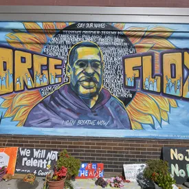 Обвиняемый в убийстве Джорджа Флойда полицейский вышел под залог в миллион долларов