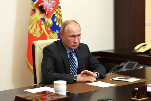 «Хочется только посоветовать им повесить и Путина, и Пушкина»: Кремль прокомментировал конфликт из-за портрета президента в Петербурге
