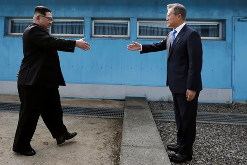 Фото: лидеры Северной и Южной Кореи впервые встретились на границе