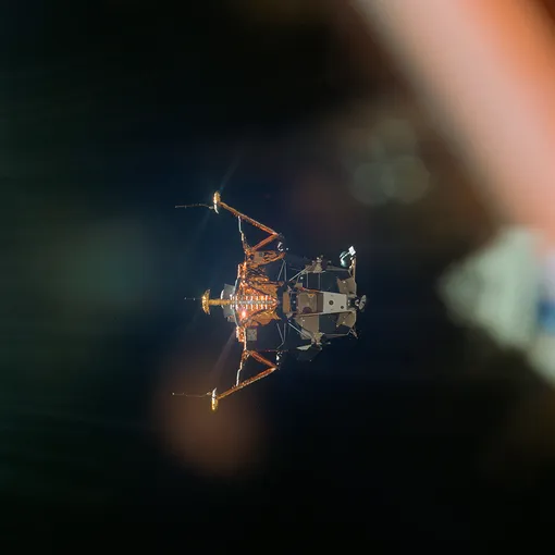 Посадочный модуль «Орел» с Армстрогном и Олдрином сразу после расстыковки с «Колумбией». Хорошо видны «ноги», посадочные опоры модуля, которые должны были коснуться лунной поверхности одновременно.