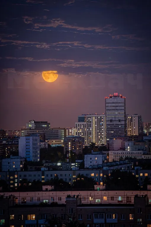 Суперлуние над Москвой