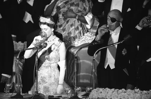 Льюис Дуглас на приеме у королевы Елизаветы II, 1957