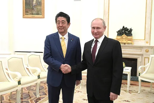 Владимир Путин и Синдзо Абэ обсудили в Москве вопрос передачи Курильских островов