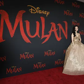 В соцсетях снова призывают бойкотировать «Мулан». В титрах поблагодарили представителей властей региона, где нарушают права человека