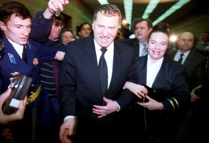 Жириновский с супругой Галиной Лебедевой на съезде ЛДПР, январь 1994 года