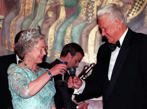 Елизавета II и президент России Борис Ельцин поднимают бокалы с шампанским на Государственном приеме в Кремле, Москва, 18 октября 1994 года