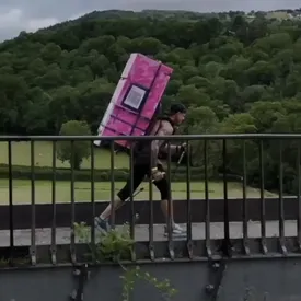 В Британии мужчина прошел более 100 км с холодильником на спине в память о своей умершей жене