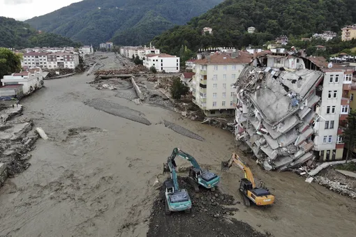 В Турции после пожаров начались наводнения. Жертвами стихии стали более 40 человек