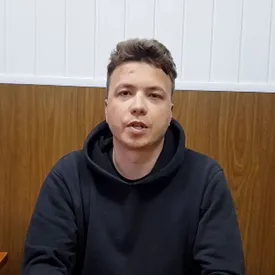 Белорусский провластный телеграм-канал опубликовал видео с Романом Протасевичем. В нем он заявляет, что дал признательные показания Белорусский провластный телеграм-канал опубликовал видео с Романом Протасевичем. В нем он заявляет, что дал признательные показания