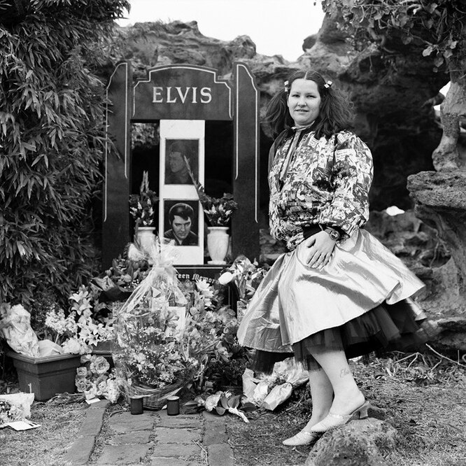 Девушка с хвостиками и татуировкой «Элвис» на ноге, двадцать четвертая годовщина смерти Элвиса, 2001 год.