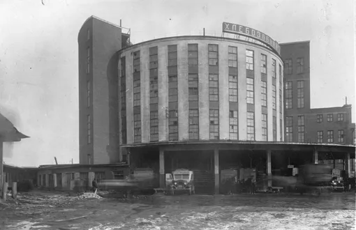 Историческое здание Хлебозавода имени Зотова было построено в 1931 году — это первый из пяти реализованных в СССР кольцевых хлебозаводов-автоматов системы инженера Георгия Марсакова. Здание по своей архитектуре стало настоящим манифестом конструктивизма Историческое здание Хлебозавода имени Зотова
