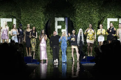 Fendace: Ким Джонс и Донателла Версаче провели совместный показ, объединив Fendi и Versace