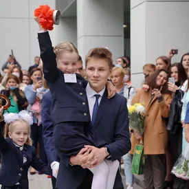 В московских школах линейки ко Дню знаний проведут в закрытых помещениях. Родителей на мероприятия не пустят