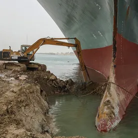 Власти Египта: водитель экскаватора, который 5 дней откапывал застрявший в Суэцком канале контейнеровоз, получил выплаты за сверхурочную работу