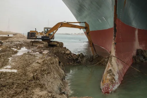 Власти Египта: водитель экскаватора, который 5 дней откапывал застрявший в Суэцком канале контейнеровоз, получил выплаты за сверхурочную работу