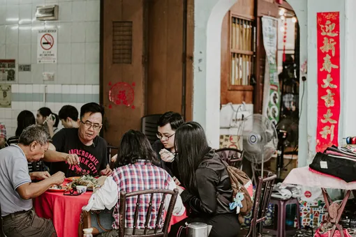 «Паразиты» по-китайски: китаец сбежал со свидания с девушкой, которая привела на него 23 родственника ради ужина за его счет