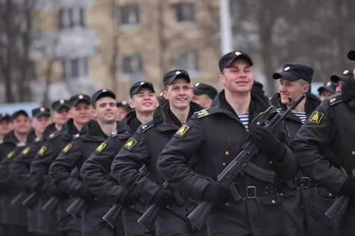 В Курской области школьница устроилась волонтером в военкомат. Она обходила дома призывников и смогла привести 30 новобранцев