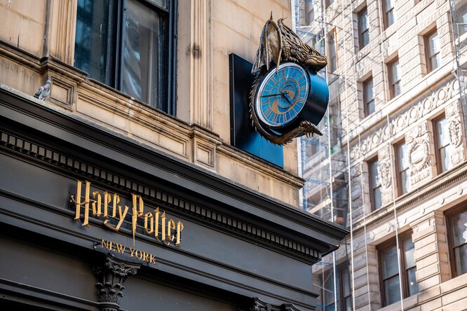 В Нью-Йорке открыли VR-аттракцион по мотивам «Гарри Поттера». Посетители могут полетать над Лондоном с Хагридом и сразиться с «Пожирателями смерти»