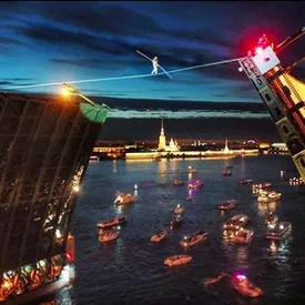 Канатоходец прошел через разведенный Дворцовый мост Канатоходец прошел через разведенный Дворцовый мост