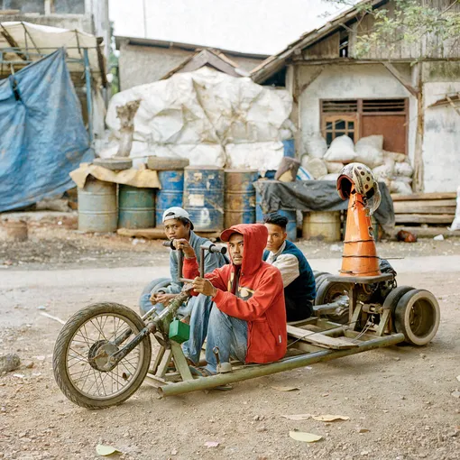 Переделанная Vespa-«многоножка». Чтобы она ездила, пришлось установить несколько двигателей.