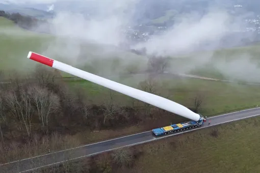 Грузовик люксембургской транспортной компании перевез 67-метровую лопасть ветрогенератора