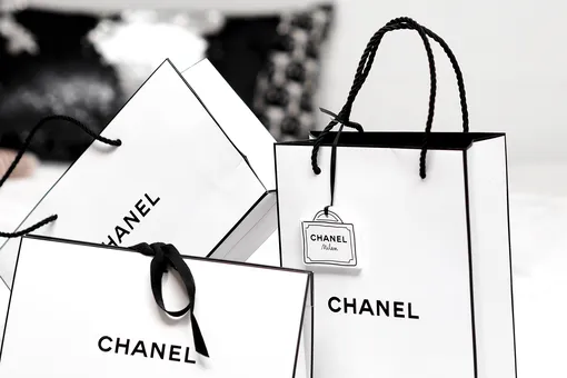 В Chanel объяснили, почему не продают товары россиянам за границей
