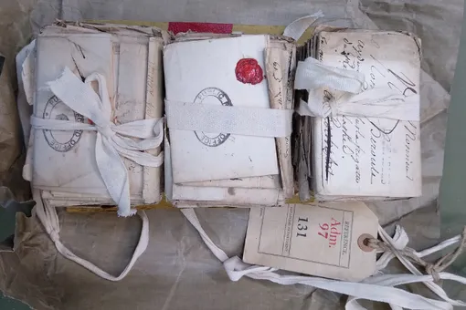 В Британии нашли любовные письма, написанные в XVIII веке пленным французским морякам. Они похожи на современные переписки в WhatsApp