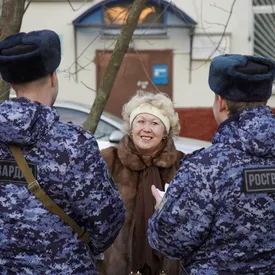 В Москве пенсионерка выбросила с балкона полмиллиона рублей по просьбе лжеполицейских
