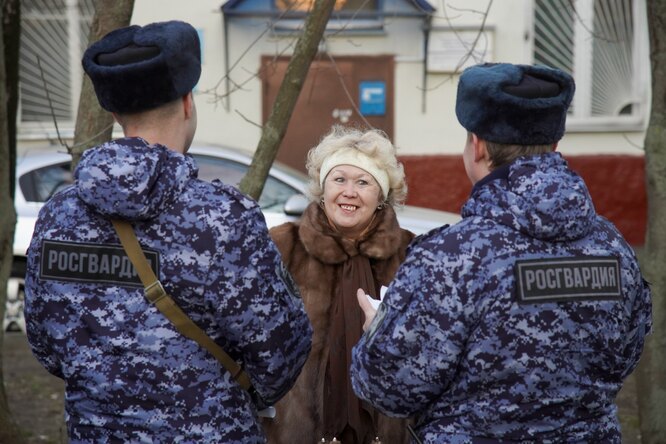 В Москве пенсионерка выбросила с балкона полмиллиона рублей по просьбе лжеполицейских