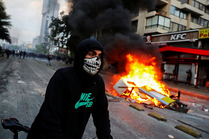 Протестующий в Сантьяго