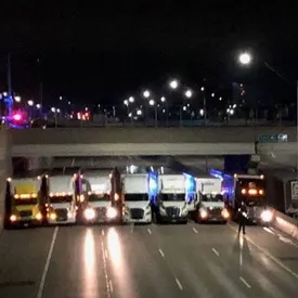 В США 13 грузовиков выстроились в линию под мостом, чтобы предотвратить самоубийство В США 13 грузовиков выстроились в линию под мостом, чтобы предотвратить самоубийство