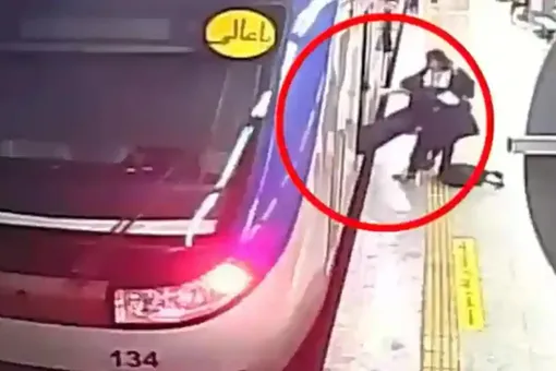 Иранскую полицию нравов обвинили в избиении 16-летней девушки без хиджаба. Она впала в кому
