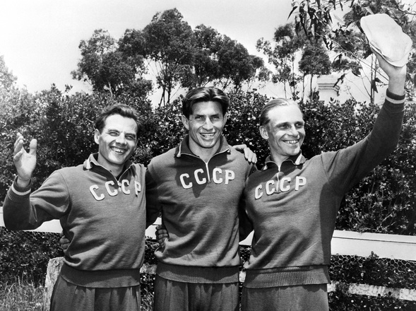 Чемпионы Олимпиады по современному пятиборью Иван Дерюгин, Игорь Новиков и Александр Тарасов в Мельбурне, 1956 год.