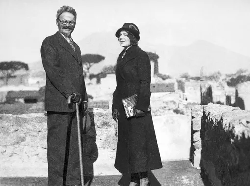 Лев Троцкий с женой Натальей Седовой в Мексике, 1937 год