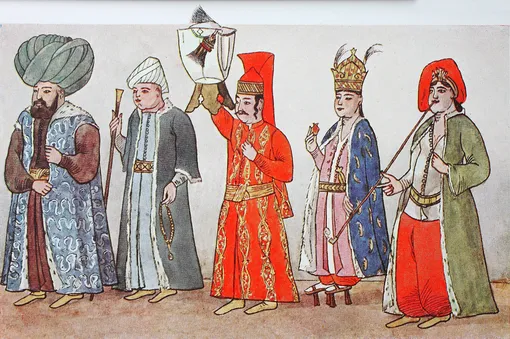 Двор турецкого султана, слева, направо: муфтий, знаток светского права и Корана, личный лекарь султана, носильщик, любимая наложница султана и курящая табак дама. Репродукция с оригинала 1900 года