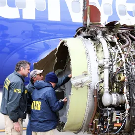 В США у пассажирского Boeing 737 в воздухе взорвался двигатель. Погиб один человек