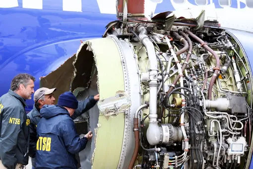В США у пассажирского Boeing 737 в воздухе взорвался двигатель. Погиб один человек