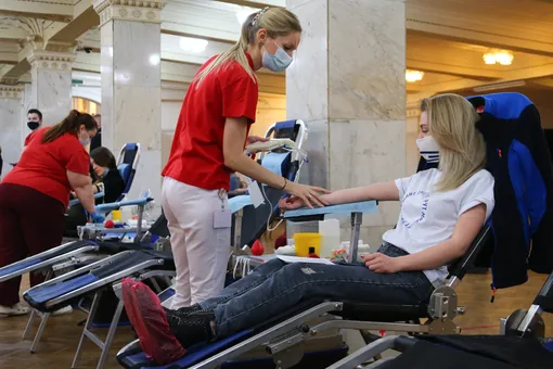 «Коммерсант»: в нескольких регионах России возникла нехватка доноров крови из-за вакцинации от коронавируса