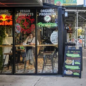 В Испании полиция поймала преступников, которые украли более тысячи стульев с веранд ресторанов