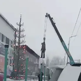 В Якутии мужчину подвесили на подъемном кране, чтобы нарядить елку